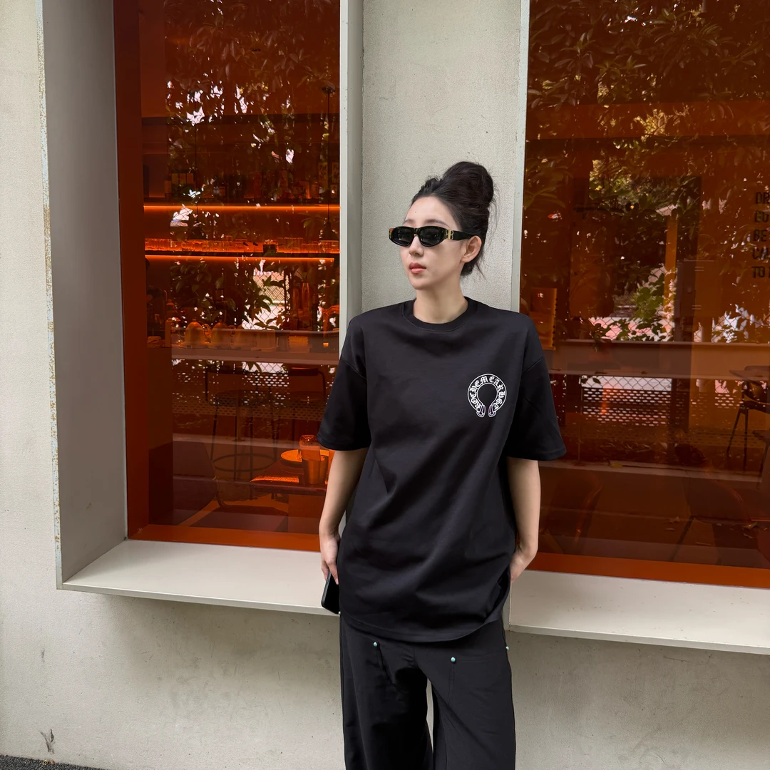 【简约梵文】2025新款时尚百搭简约梵文设计圆领套头T恤男女同款