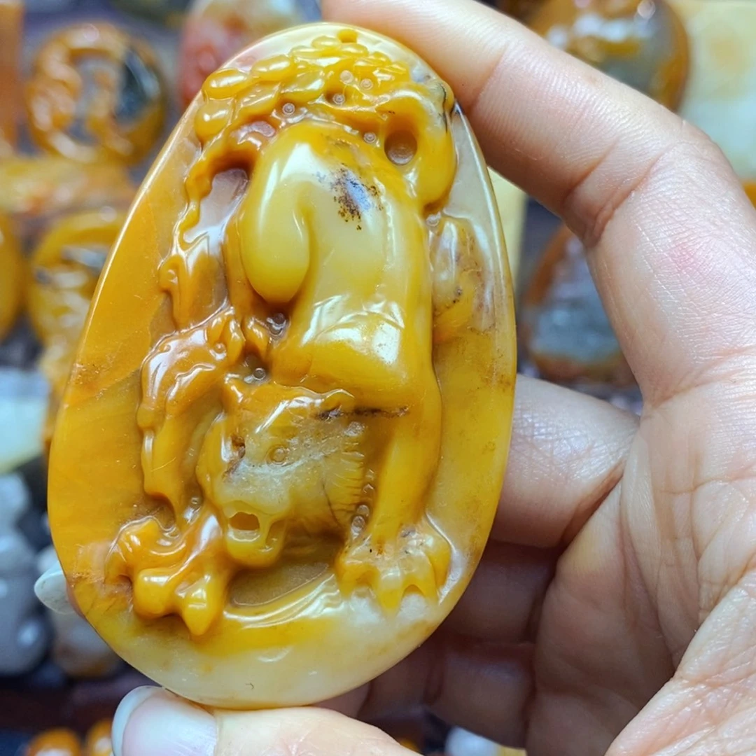 未镶嵌石英质玉（黄龙玉）颈饰