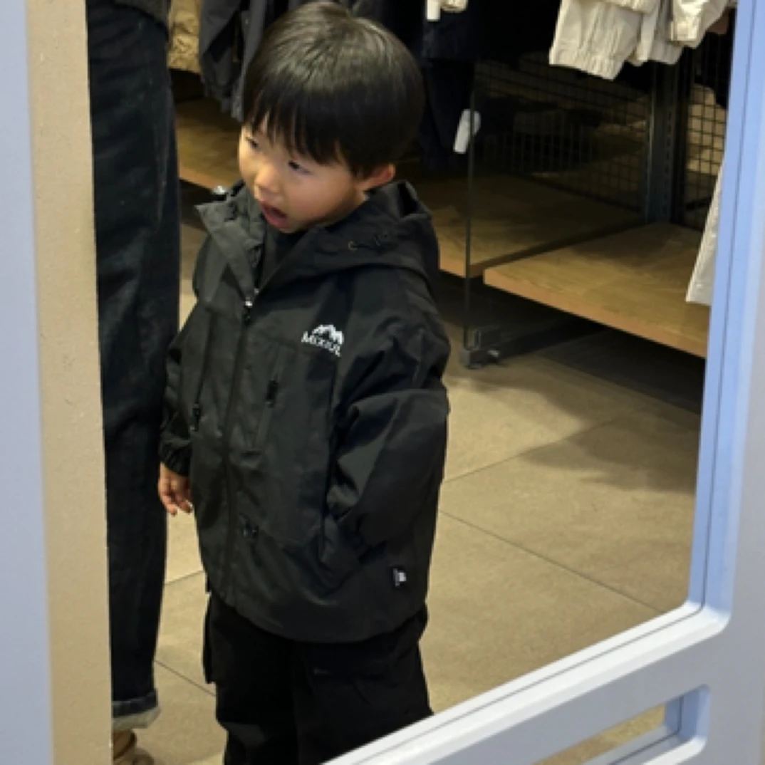 YY童装店  黑色冲锋衣