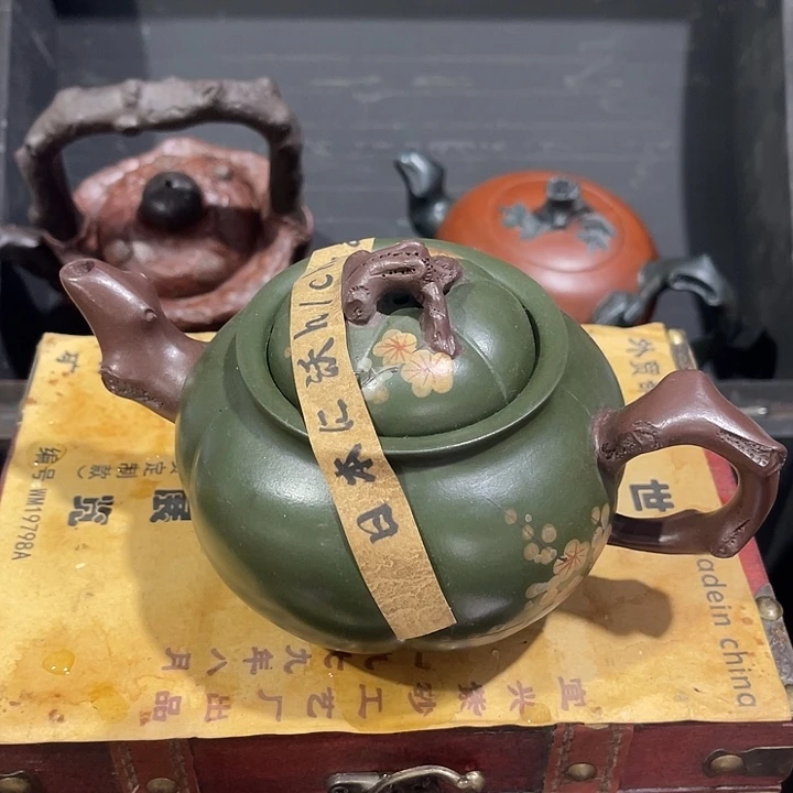 茶壶紫泥原矿泥料手工制作的一把紫砂壶。