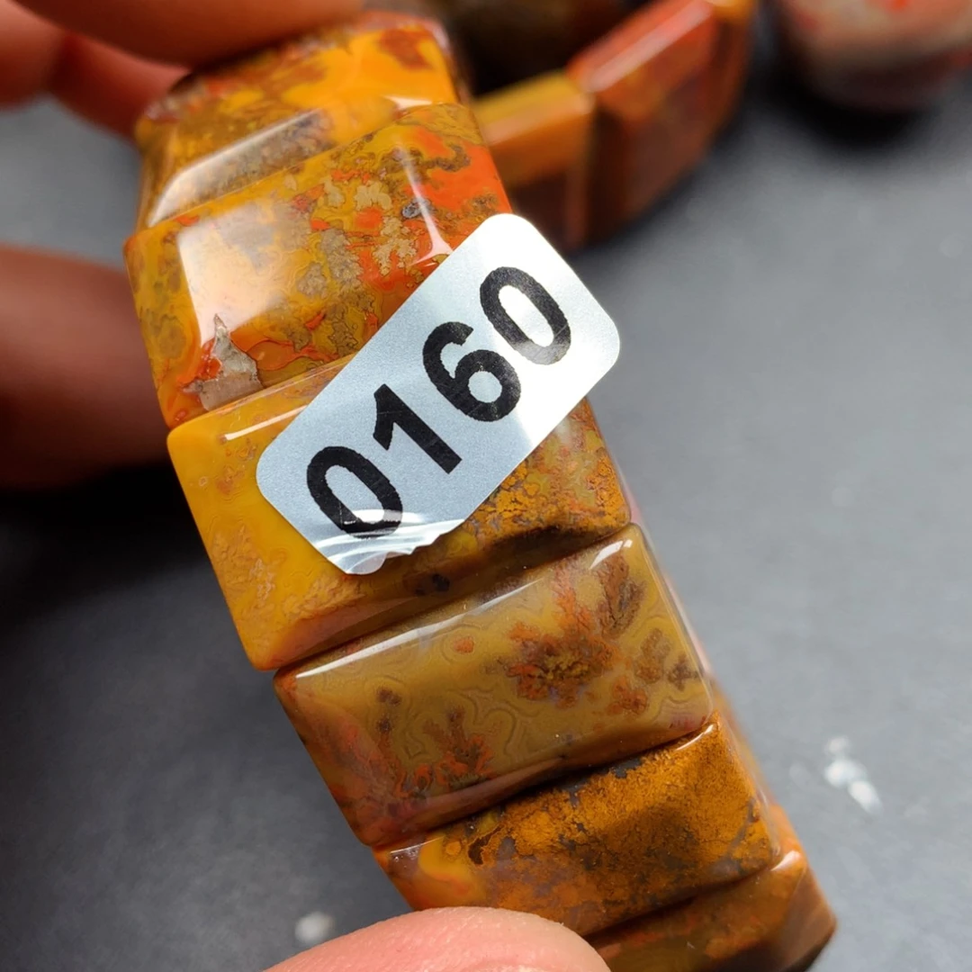 未镶嵌颈饰玛瑙/玉髓玻***。