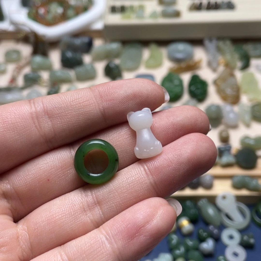 陈***勇和田玉未镶嵌颈饰