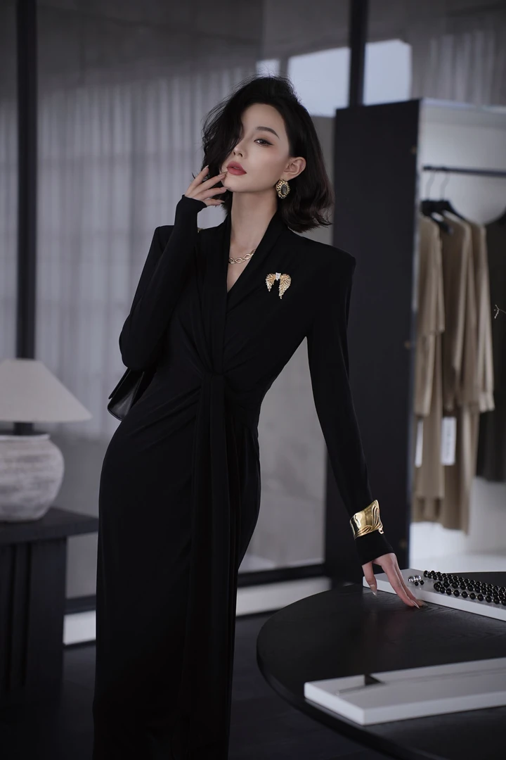 FEMLY/法曼丽 秋季简约通勤优雅不规则收腰黑长裙3189