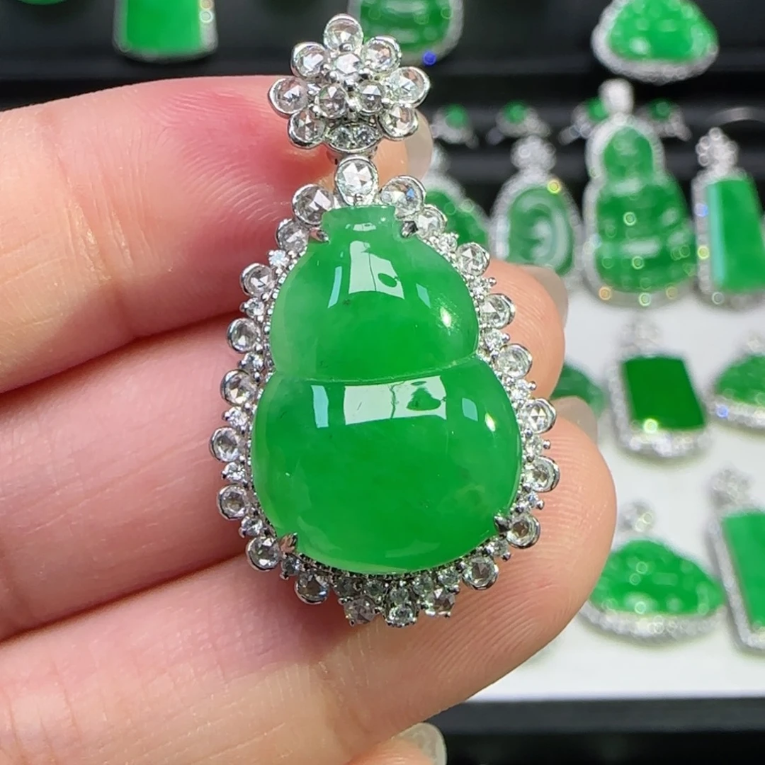 翡翠18K金镶嵌颈饰吊坠