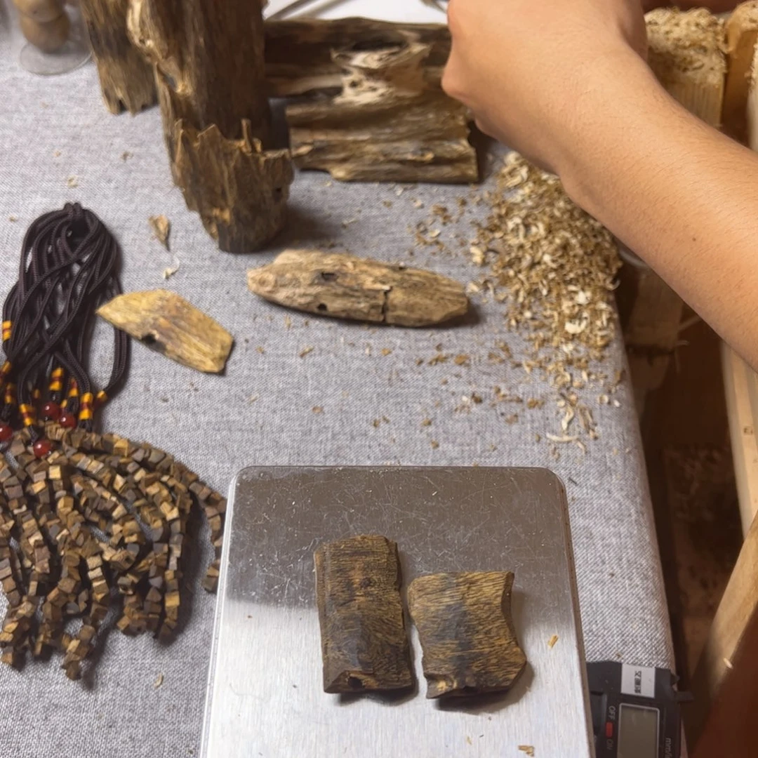 沉香沉香碎屑红骨凹身8.6克