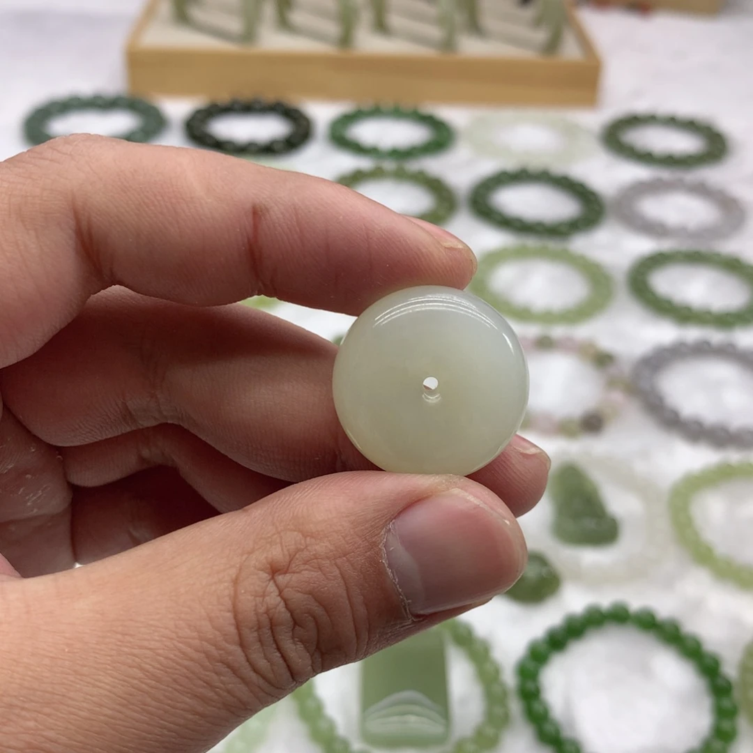 和田玉未镶嵌吊坠(赠链)