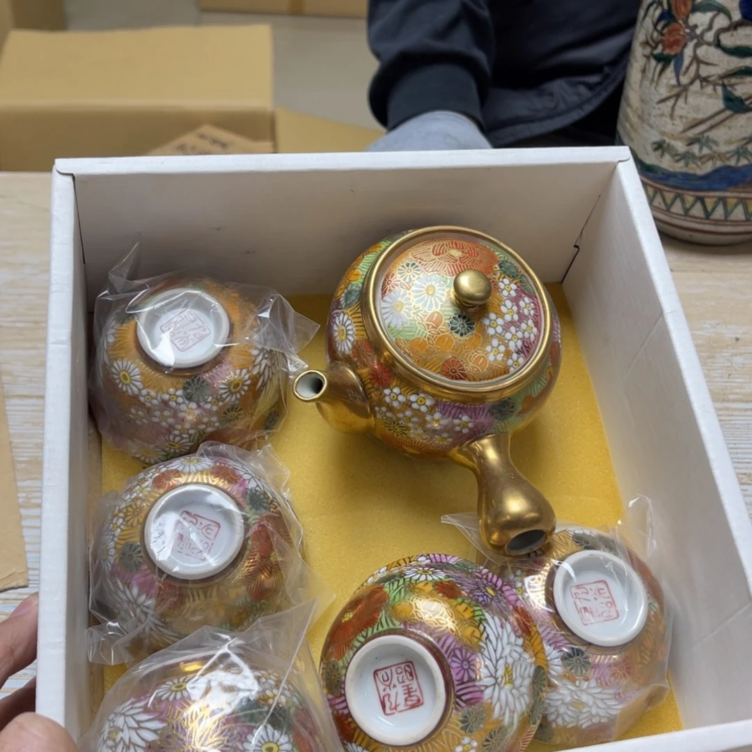 瓷片密密麻麻地排列着一个