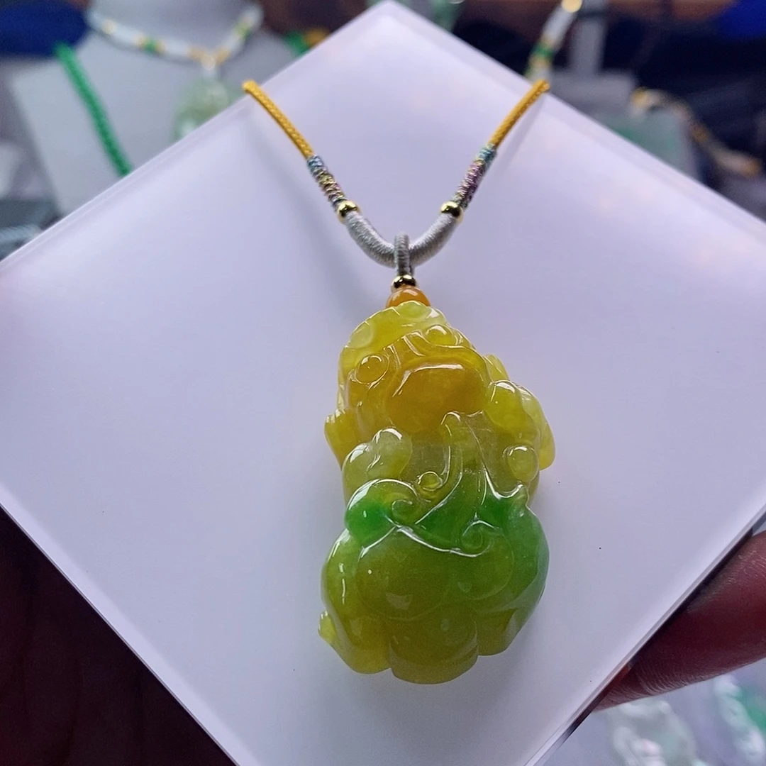 翡翠未镶嵌吊坠(赠链)