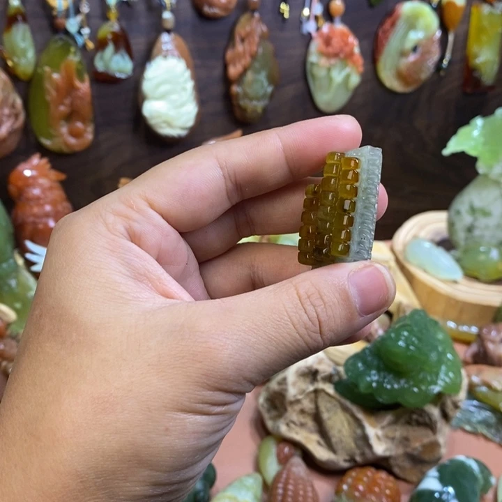 蛇纹石玉未镶嵌颈饰