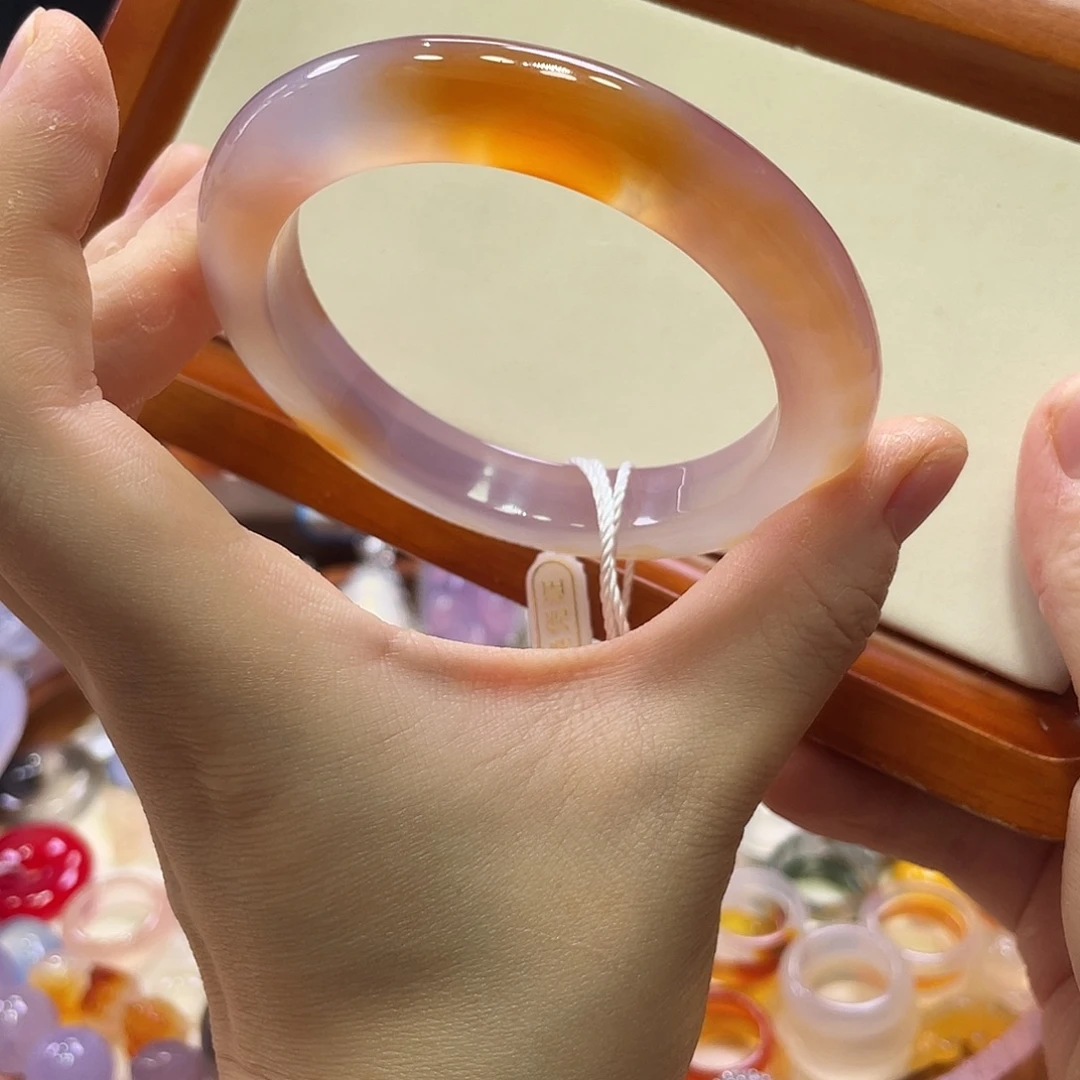 爱***腐玛瑙/玉髓未镶嵌手镯不同角度不同光线下色不同