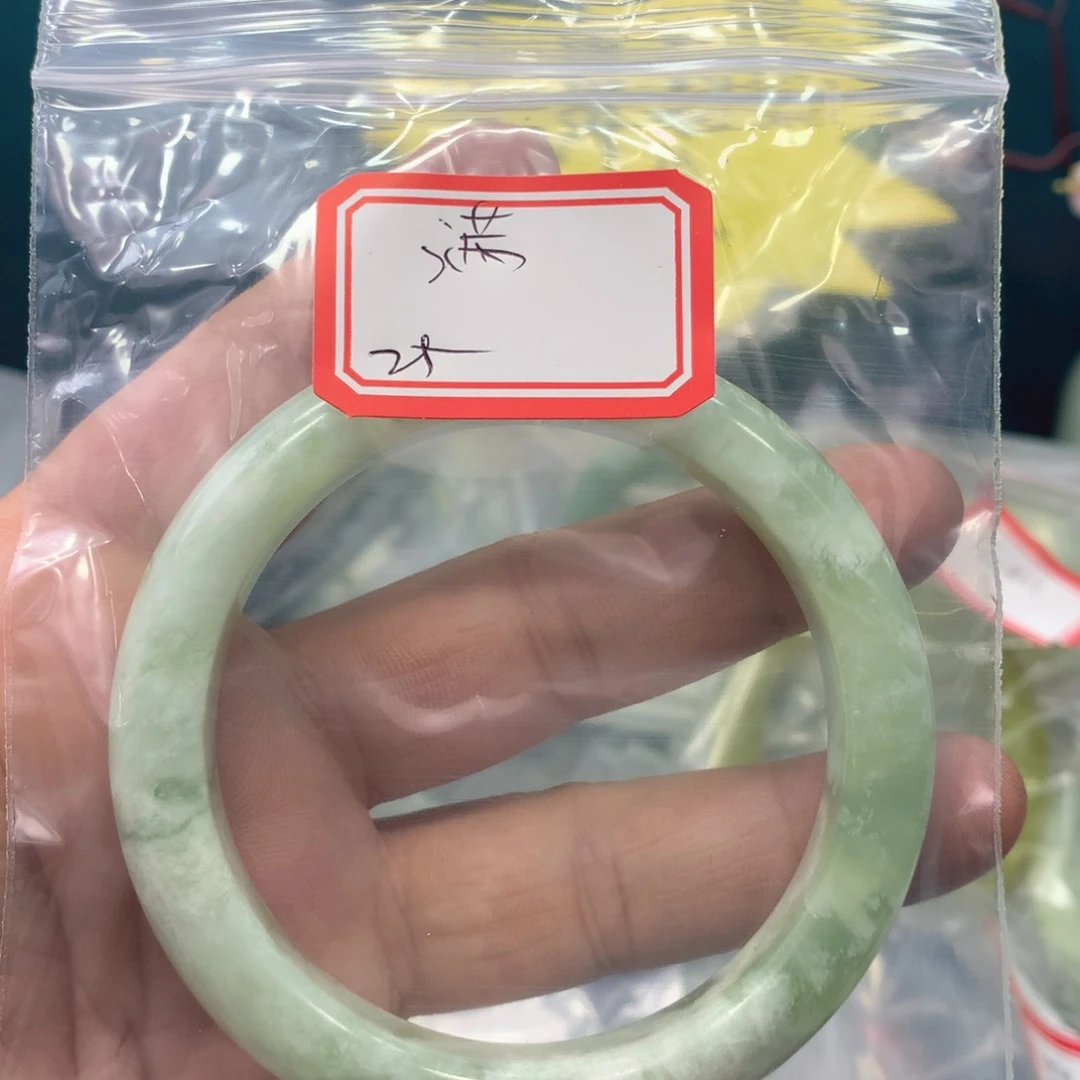 蛇纹石玉手镯未镶嵌满*