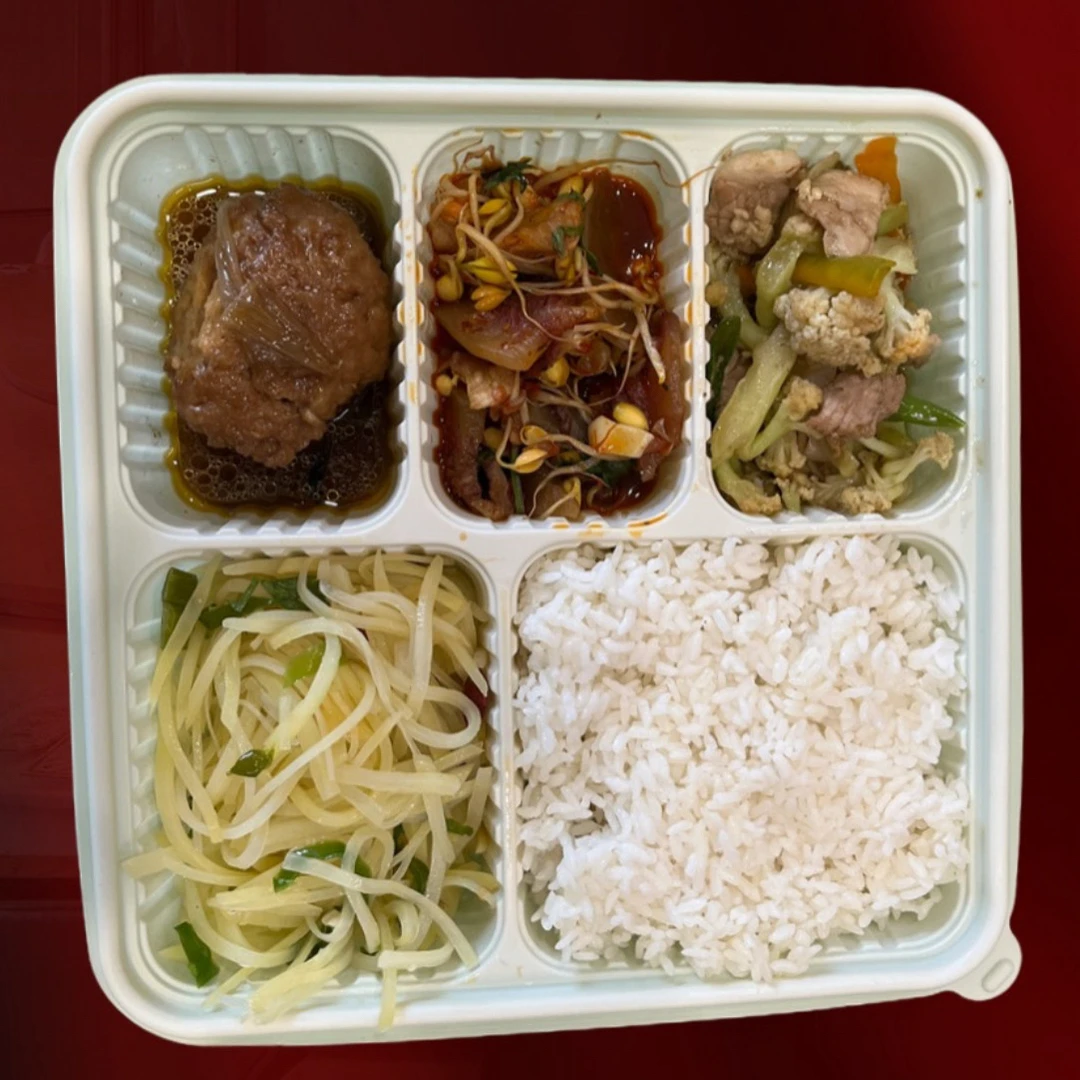 3荤1素红烧狮子头/豆芽牛脸肉/花菜炒肉片/青椒土豆丝