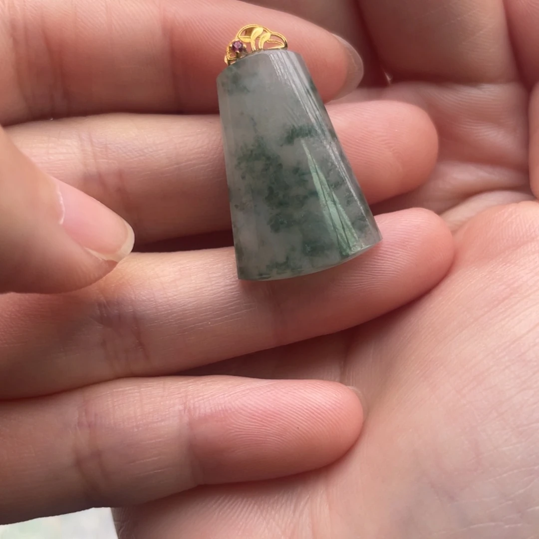 翡翠颈饰未镶嵌奶**酥无事牌