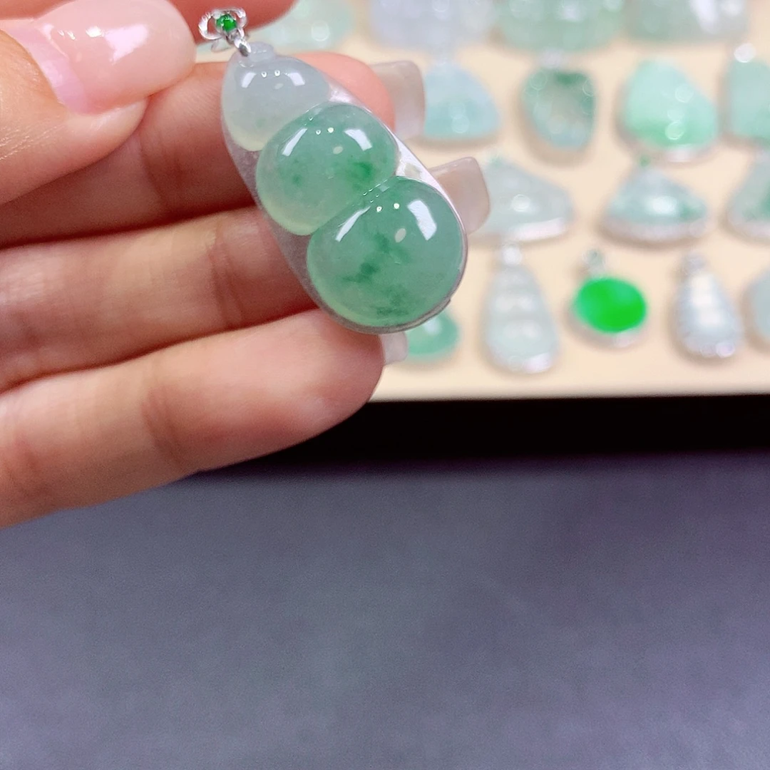 翡翠18K金镶嵌颈饰翡翠