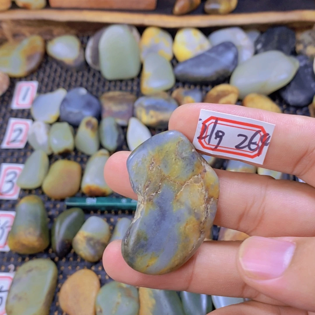 颈饰未镶嵌和田玉（糖玉）
