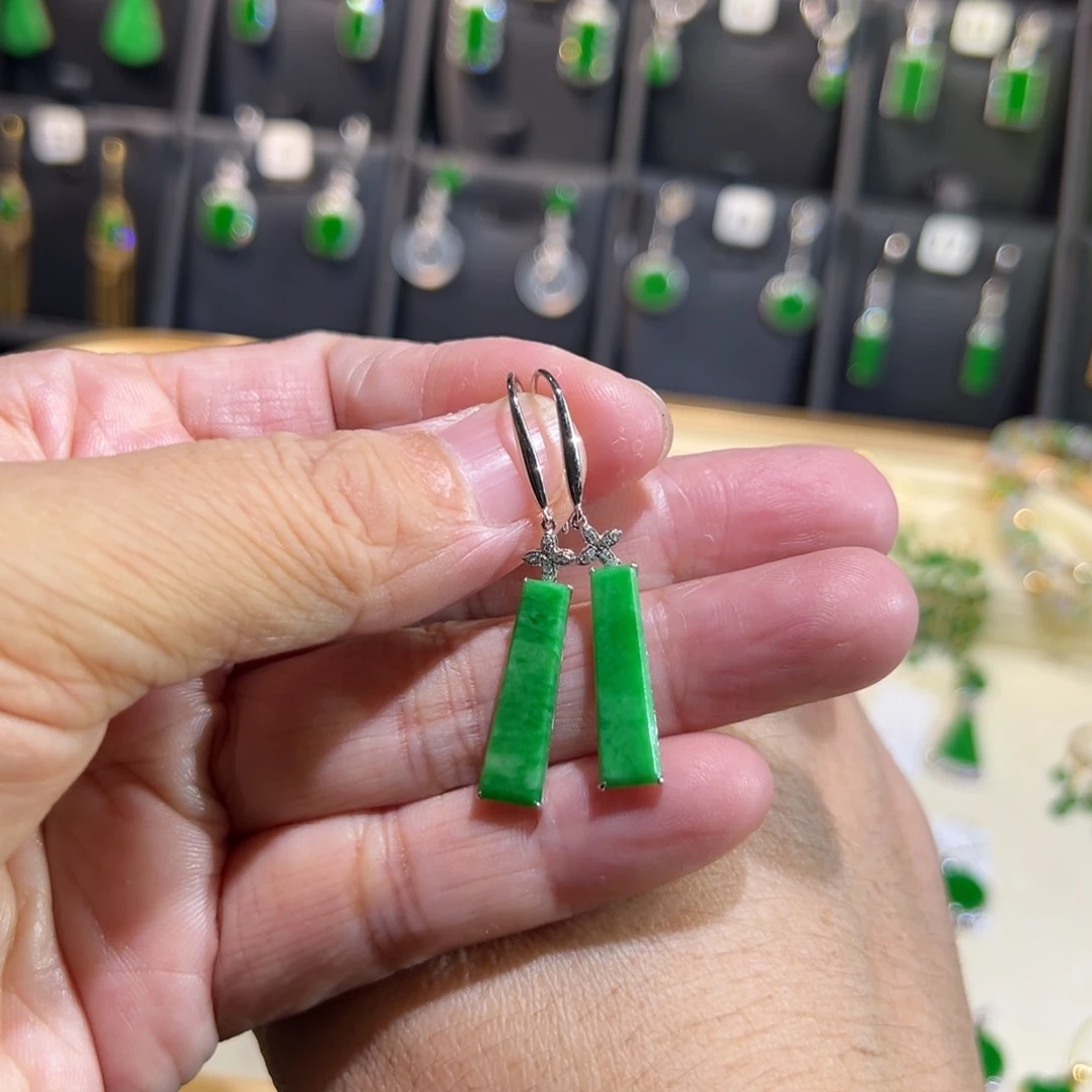 颈饰18K金镶嵌翡翠耳钩