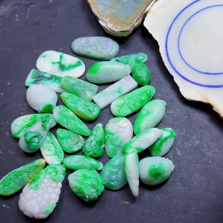 翡翠挂件未镶嵌黑*糕天然a货翡翠001