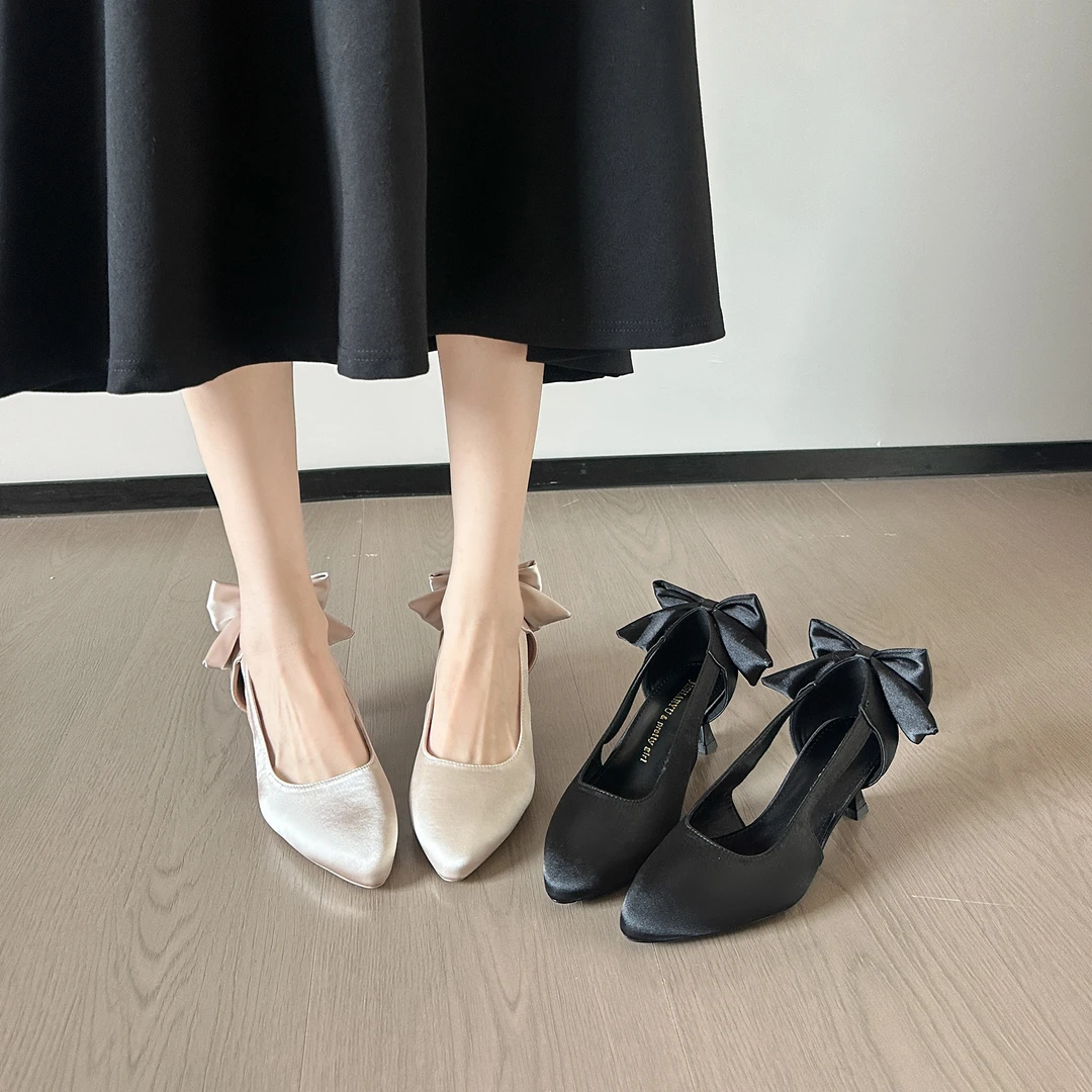 加肥加宽大码女鞋气质高级缎面不累脚尖头侧空蝴蝶结小猫高跟网红