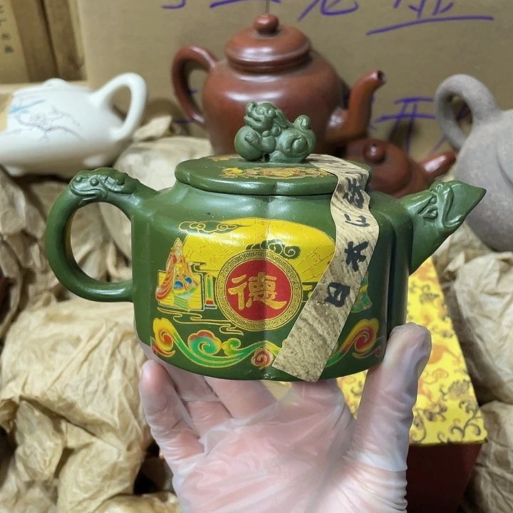 茶壶紫砂矿泥料，手工制作的一把紫砂壶。