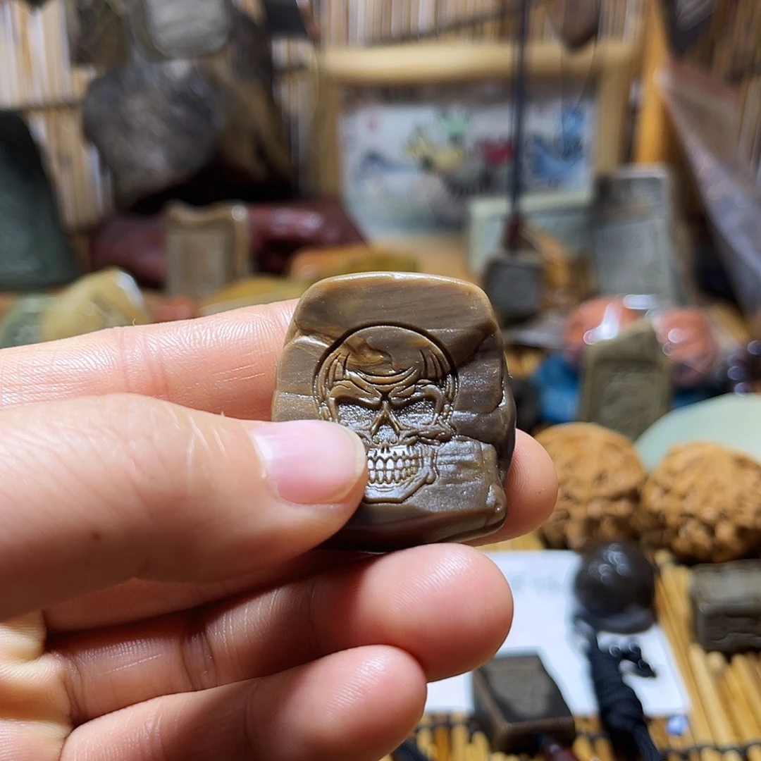 新疆原石雕刻手把件