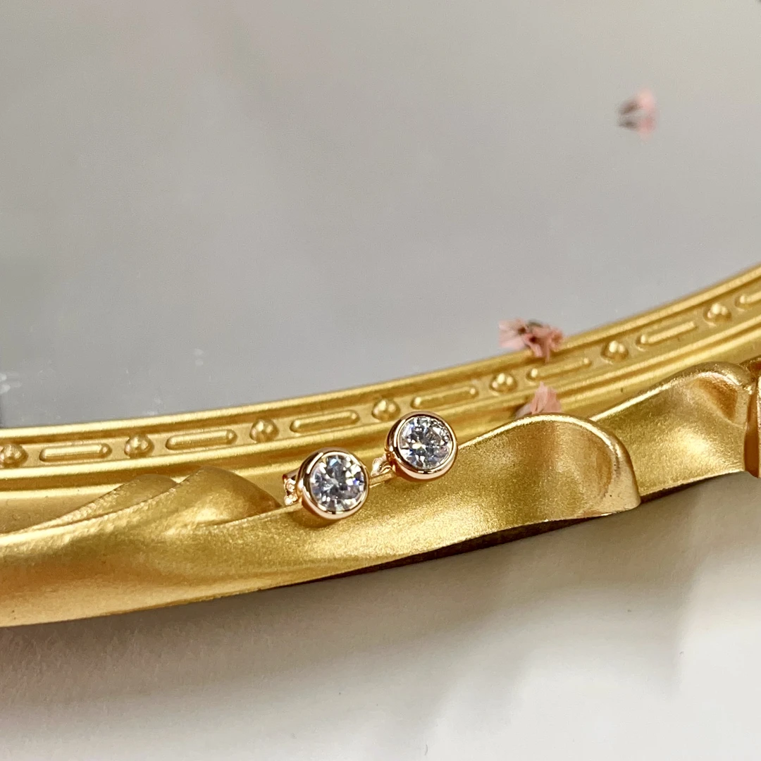 925银耳饰 【小宝珠宝】26 T93800-s925银镶嵌莫桑石耳钉-