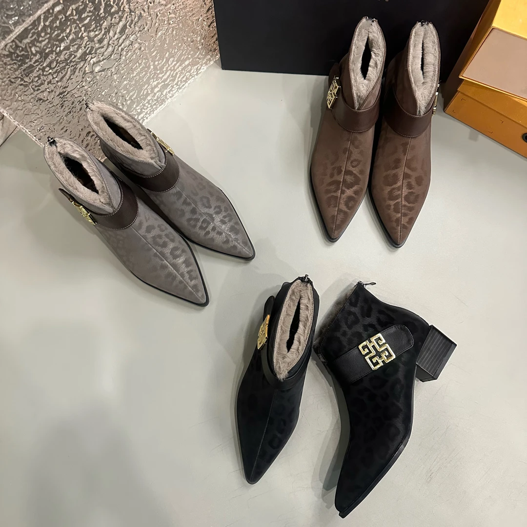 2025年冬季新款轻奢金属扣舒适休闲网红金属极简风爆款尖头短靴