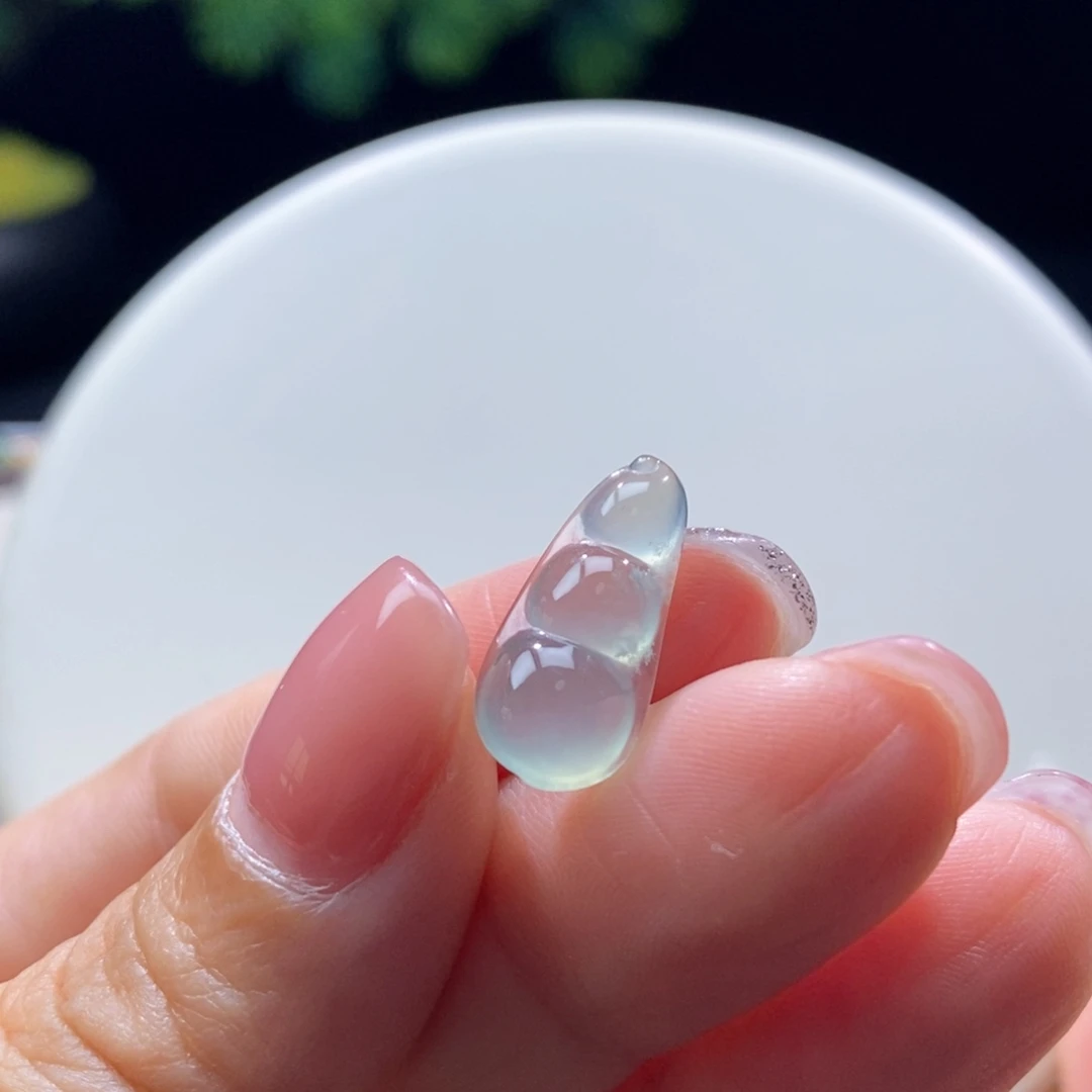 翡翠未镶嵌颈饰福豆