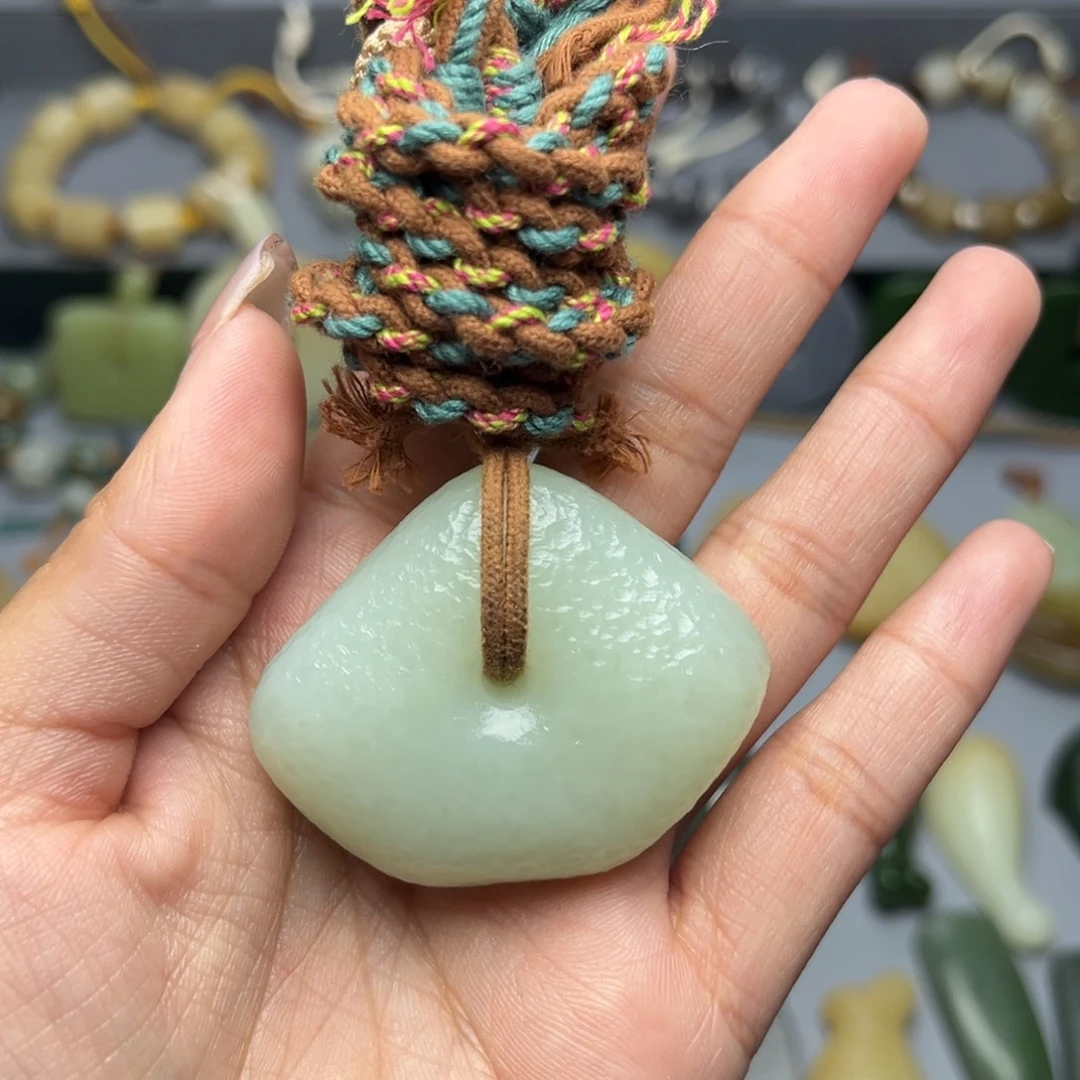 朝***欢和田玉未镶嵌颈饰