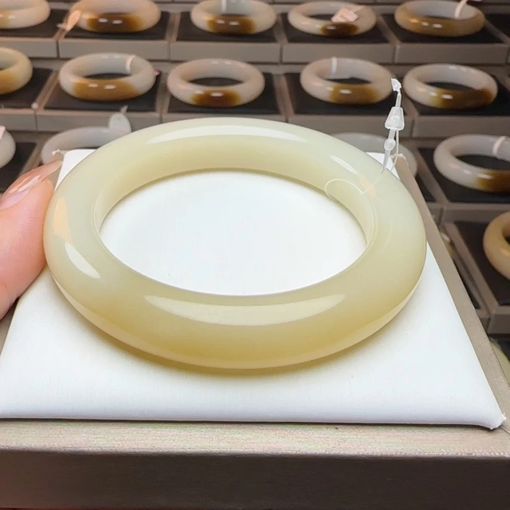 和田玉手镯未镶嵌有****风