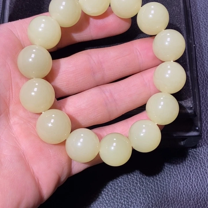 一***只未镶嵌手链和田玉