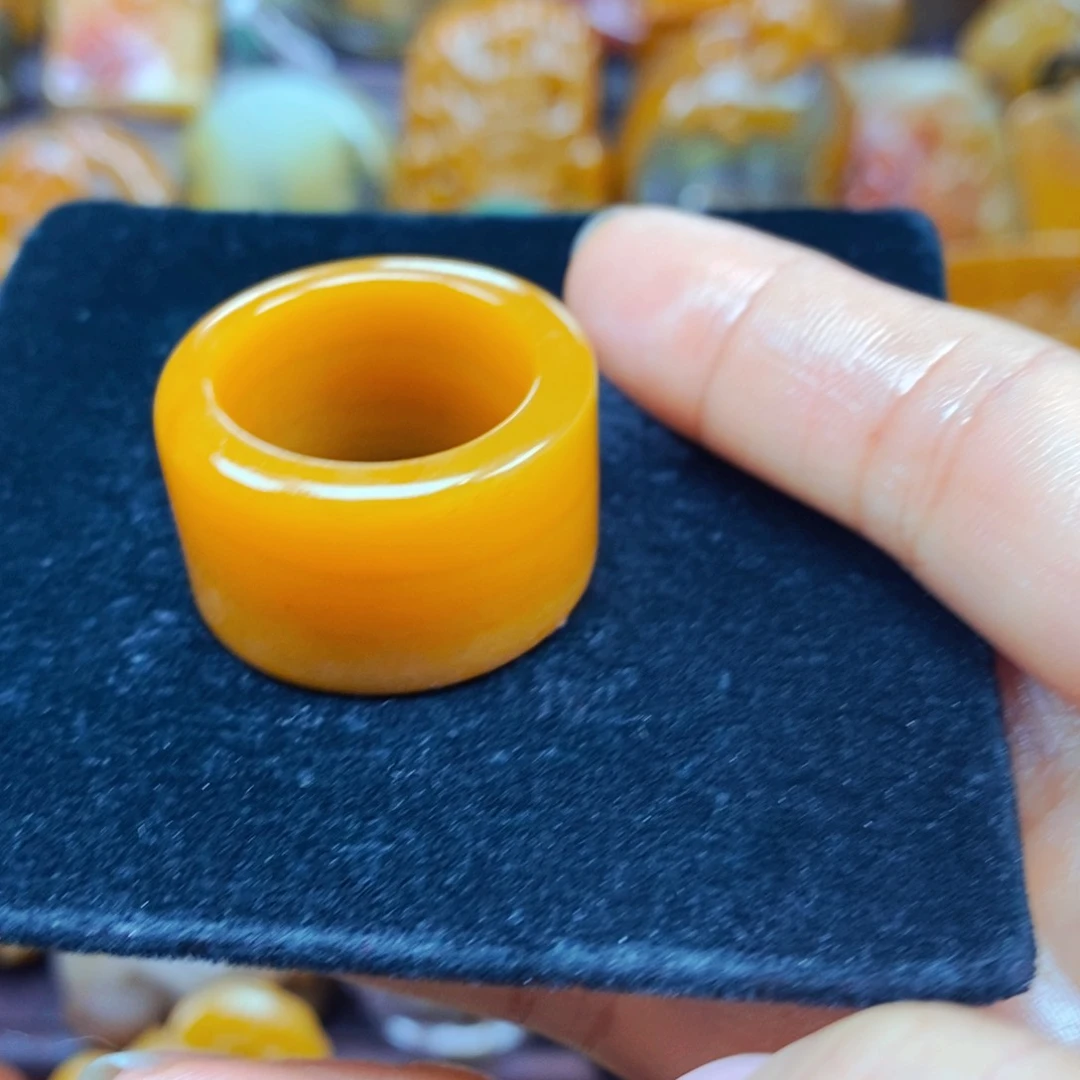 未镶嵌石英质玉（黄龙玉）颈饰