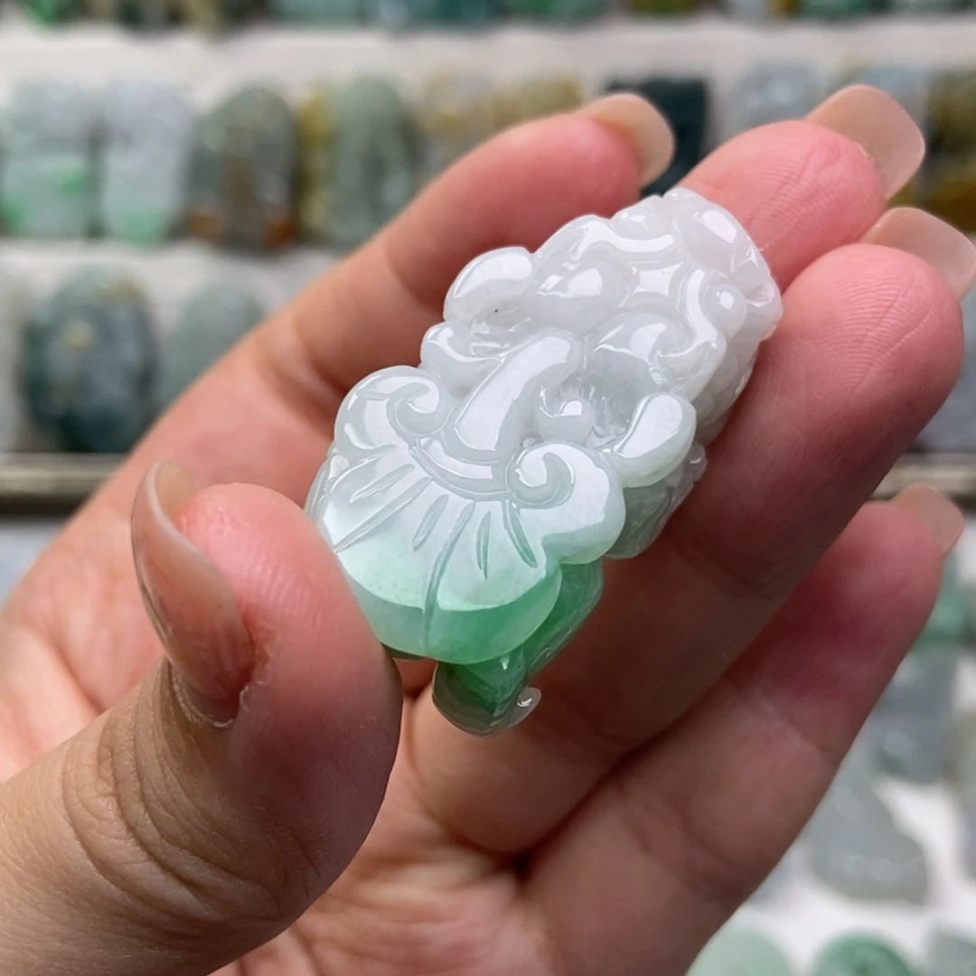 翡翠未镶嵌吊坠(赠链)