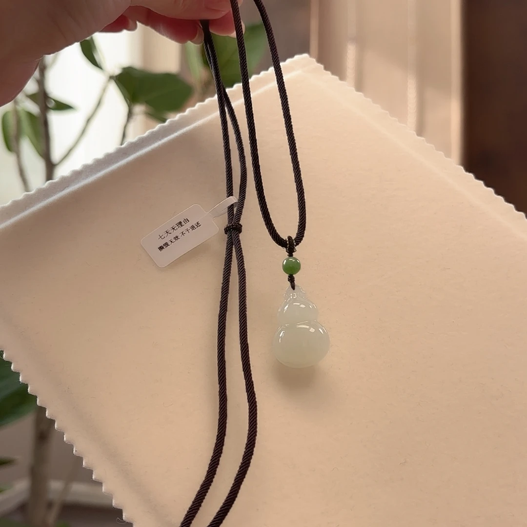 和田玉未镶嵌颈饰葫芦