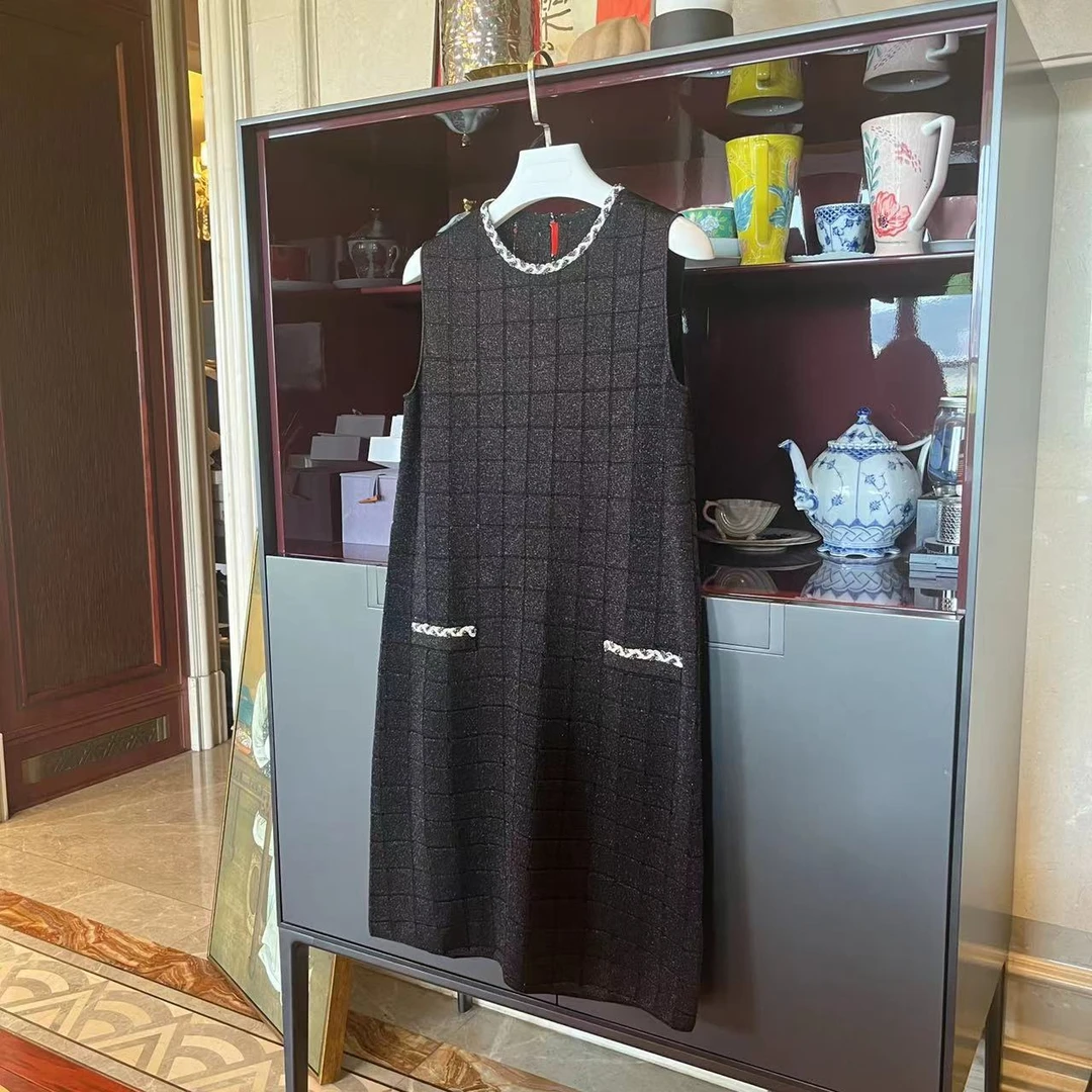 漫颜刘2024秋季新品醋酸黑色小香风背心裙圆领无袖套头休闲连衣裙