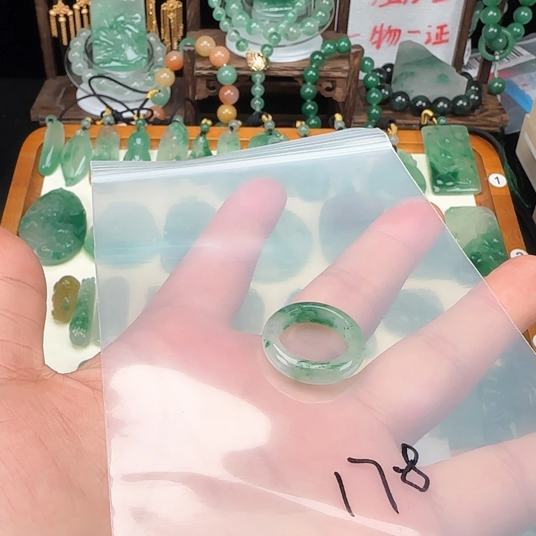 石英质玉戒指未镶嵌一***歪