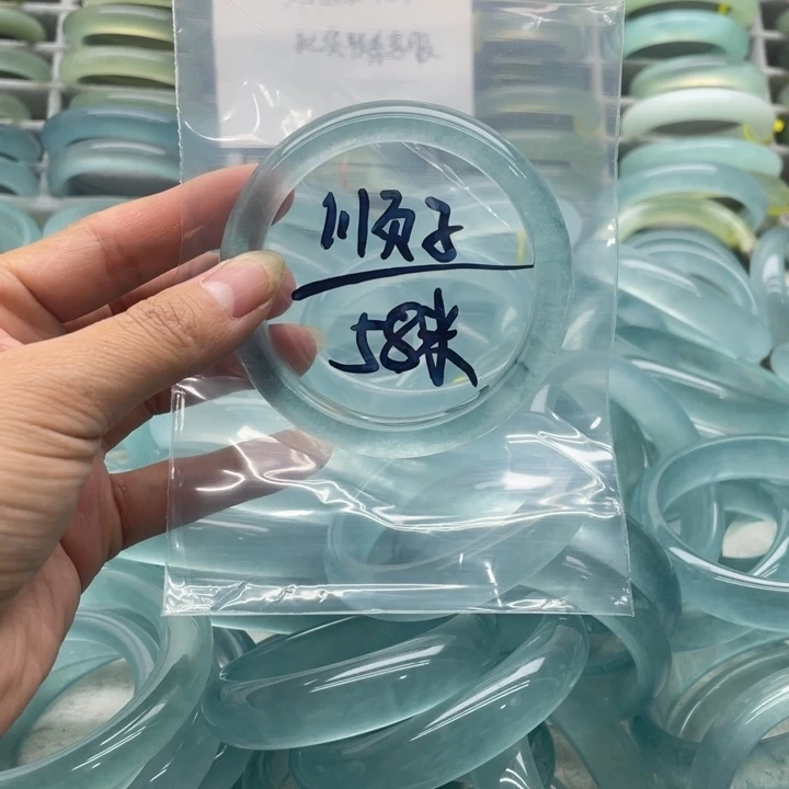 顺***子未镶嵌手镯石英质玉
