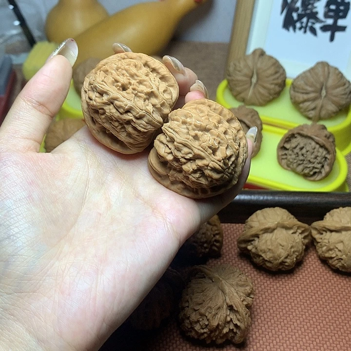 文玩核桃吊坠白狮