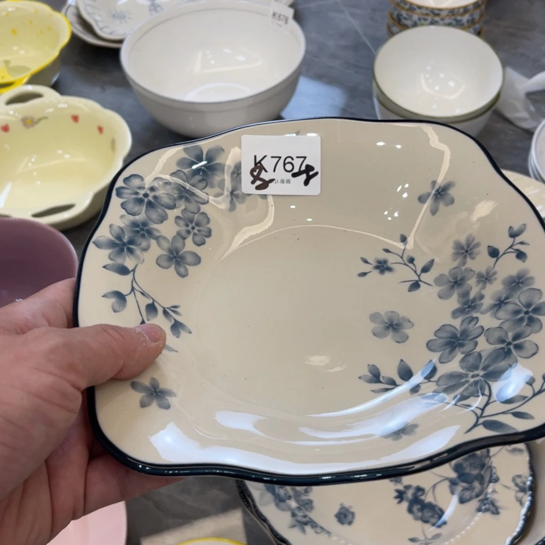 陶瓷微瑕餐具介意勿拍，满18飞！