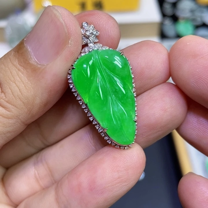 翡翠铂Pt900镶嵌颈饰叶子