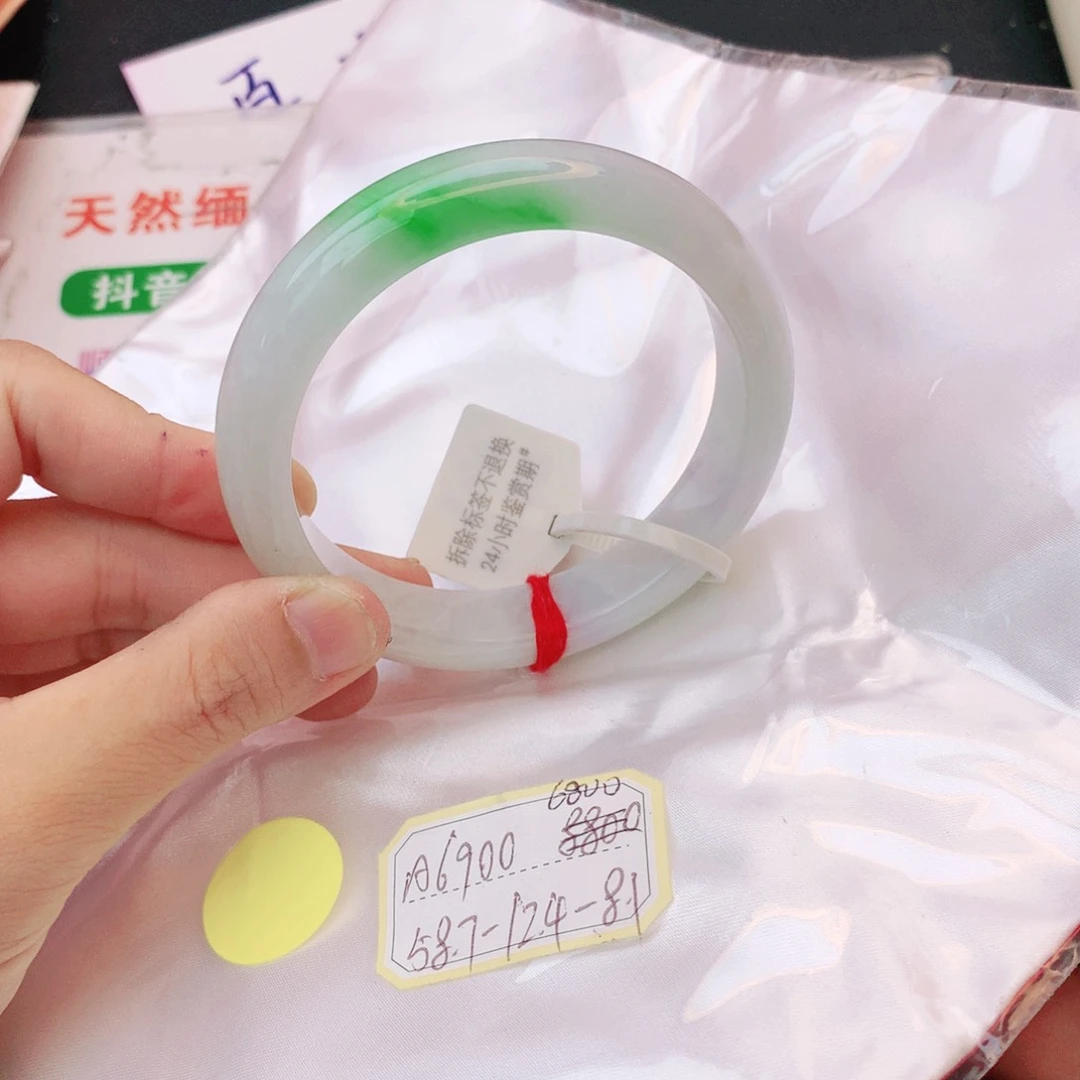 翡翠手镯未镶嵌翡翠