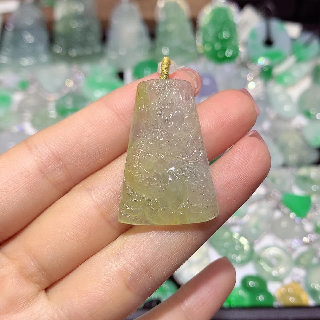 翡翠未镶嵌颈饰龙