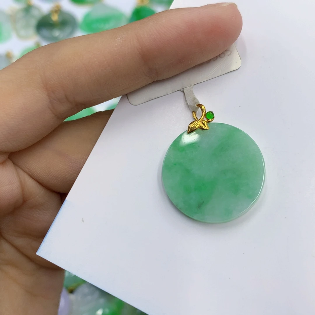 翡翠18K金镶嵌颈饰翡翠