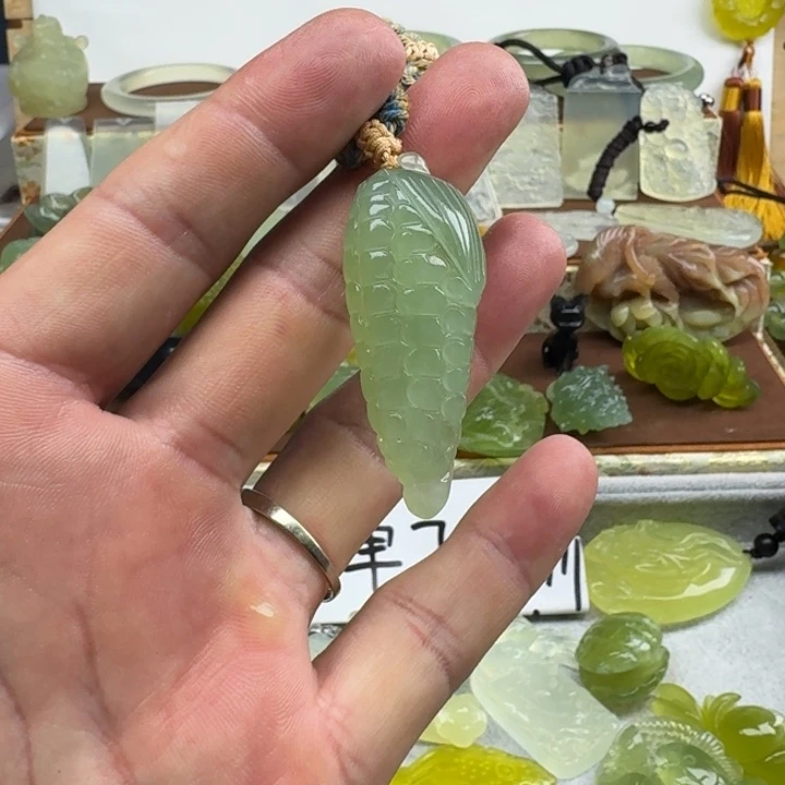 哈***哈未镶嵌蛇纹石玉颈饰