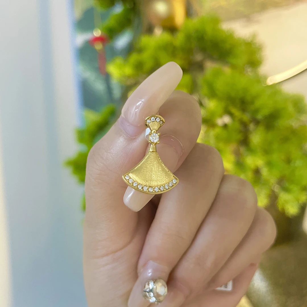 足金999 5D无氢点钻裙子黄金吊坠精致时尚（不含链）