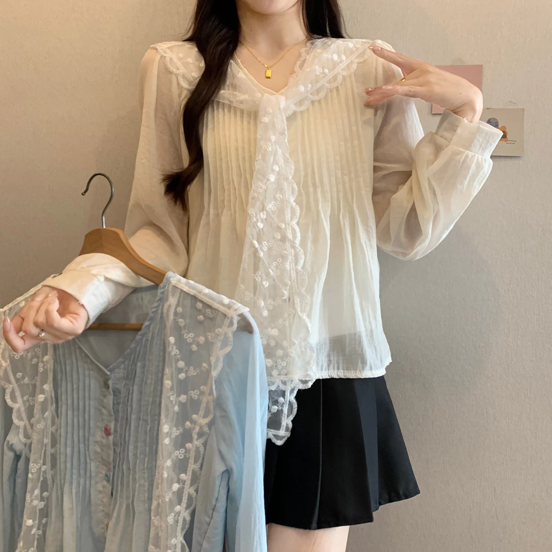 2025早春新款法式V领皱褶设计感衬衫女甜美彩色开扣上衣+蕾丝披肩