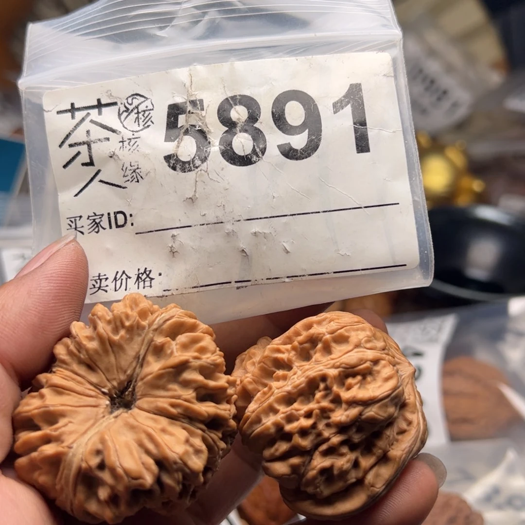 【闪购商品】文玩核桃吊坠今天