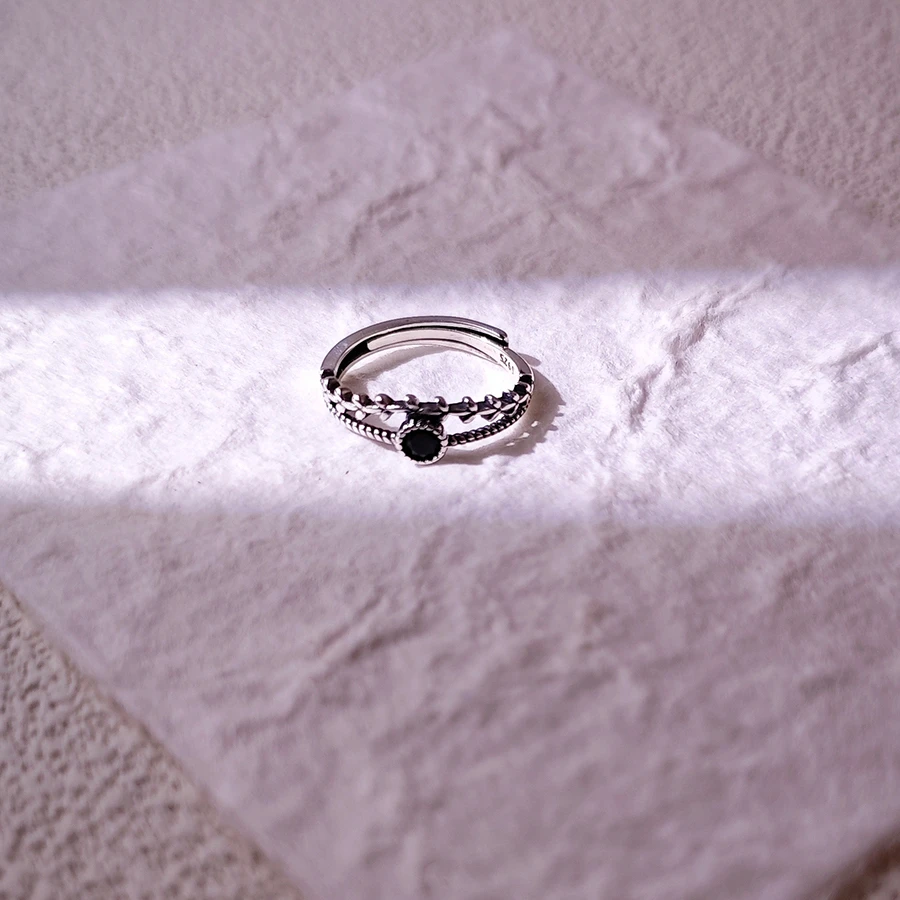 925银锆石戒指 墨序S925纯银黑色锆石树叶小众戒指轻奢银戒尾指