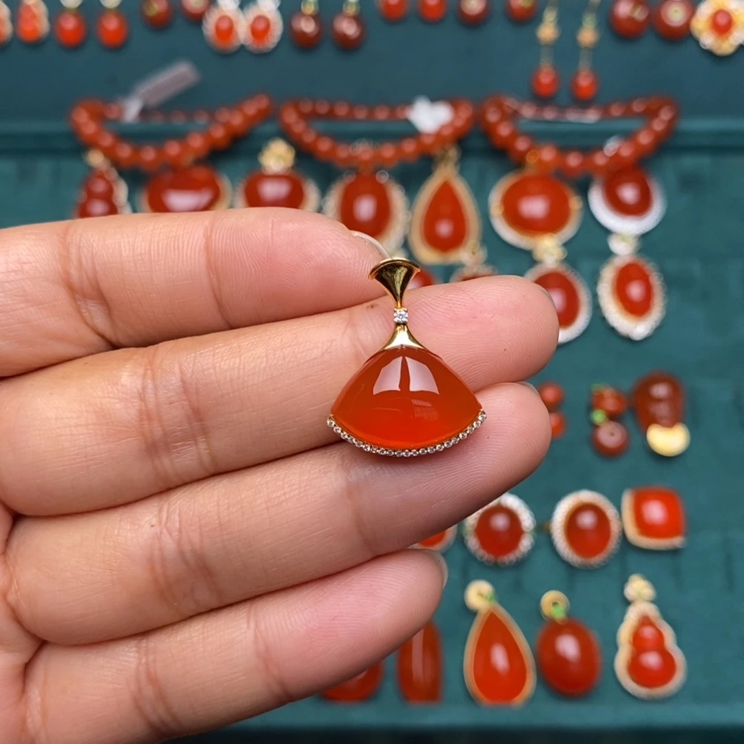 南红玛瑙18k吊坠18K金镶嵌
