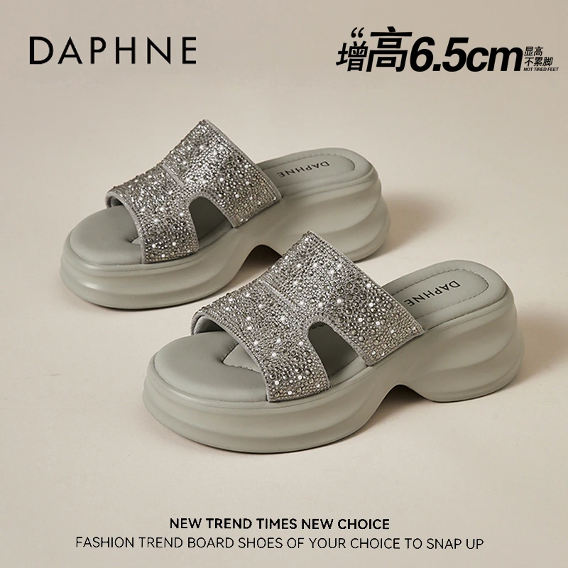 达芙妮踩屎感拖鞋女外穿夏季2025新款厚底增高水钻沙滩凉拖配裙子