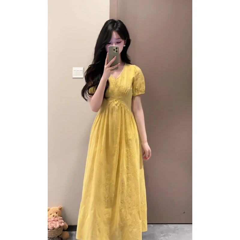 连衣裙女2025夏季新款法式设计感V领收腰显瘦中长款刺绣短袖裙子